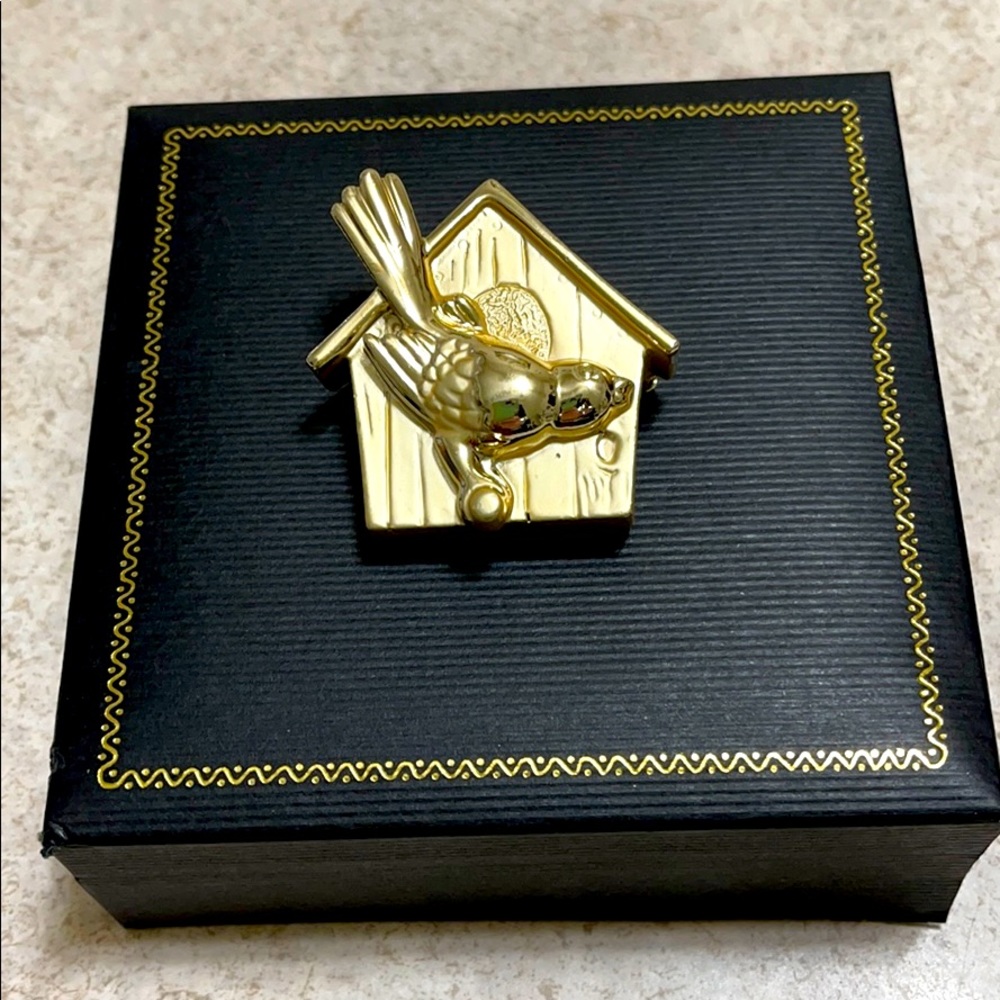 VINTAGE AJC 3D BIRD HOUSE GOLD TONE BROOCH